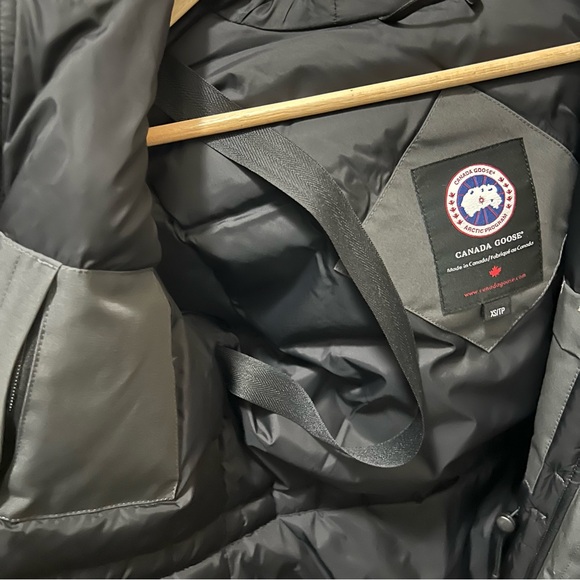 Canada goose jacket - Picture 8 of 13
